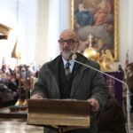 Tablicę upamiętniającą trzy postaci, zmarłe w katastrofie smoleńskiej odsłonięto w bazylice na Świętym Krzyżu. / W.B. / Radio Kielce