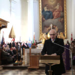 Tablicę upamiętniającą trzy postaci, zmarłe w katastrofie smoleńskiej odsłonięto w bazylice na Świętym Krzyżu. / W.B. / Radio Kielce