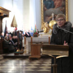 Tablicę upamiętniającą trzy postaci, zmarłe w katastrofie smoleńskiej odsłonięto w bazylice na Świętym Krzyżu. / W.B. / Radio Kielce