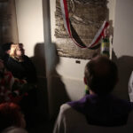 Tablicę upamiętniającą trzy postaci, zmarłe w katastrofie smoleńskiej odsłonięto w bazylice na Świętym Krzyżu. / W.B. / Radio Kielce