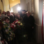 Tablicę upamiętniającą trzy postaci, zmarłe w katastrofie smoleńskiej odsłonięto w bazylice na Świętym Krzyżu. / W.B. / Radio Kielce