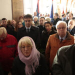 Tablicę upamiętniającą trzy postaci, zmarłe w katastrofie smoleńskiej odsłonięto w bazylice na Świętym Krzyżu. / W.B. / Radio Kielce