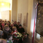 Tablicę upamiętniającą trzy postaci, zmarłe w katastrofie smoleńskiej odsłonięto w bazylice na Świętym Krzyżu. / W.B. / Radio Kielce