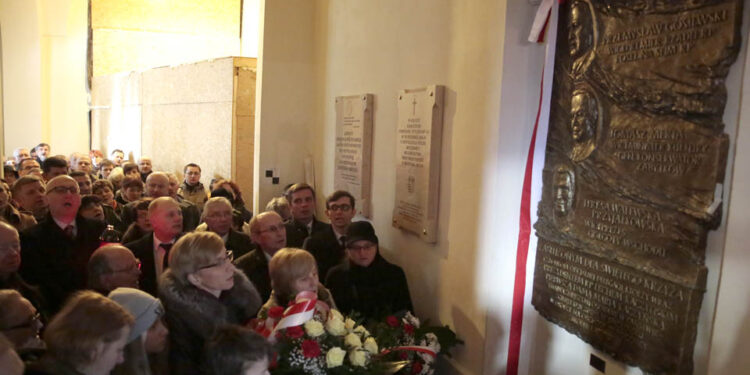 Tablicę upamiętniającą trzy postaci, zmarłe w katastrofie smoleńskiej odsłonięto w bazylice na Świętym Krzyżu. / W.B. / Radio Kielce