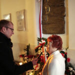 Tablicę upamiętniającą trzy postaci, zmarłe w katastrofie smoleńskiej odsłonięto w bazylice na Świętym Krzyżu. / W.B. / Radio Kielce