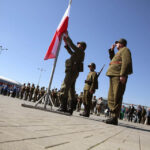 Rekonstrukcja historyczna obrony Westerplatte. Symboliczny meldunek o gotowości wyjazdu na Westerplatte. / WB / Radio Kielce