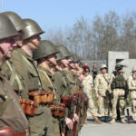 Rekonstrukcja historyczna obrony Westerplatte. Symboliczny meldunek o gotowości wyjazdu na Westerplatte. / WB / Radio Kielce