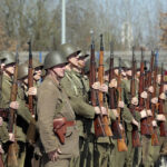 Rekonstrukcja historyczna obrony Westerplatte. Symboliczny meldunek o gotowości wyjazdu na Westerplatte. / WB / Radio Kielce