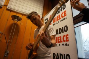 Zespól Mafia w Made In Kielce wraz ze słuchaczami, którzy zaśpiewali ich piosenkę. / Stanisław Blinstrub / Radio Kielce