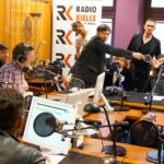 Zespól Mafia w Made In Kielce wraz ze słuchaczami, którzy zaśpiewali ich piosenkę. / Stanisław Blinstrub / Radio Kielce