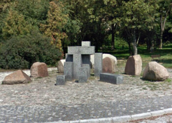 Sandomierz. Pomnik, przy ul. Zamkowej, poświęcony ofiarom II wojny światowej / Google