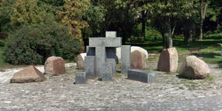 Sandomierz. Pomnik, przy ul. Zamkowej, poświęcony ofiarom II wojny światowej / Google