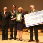 Władze samorządowe województwa wręczyły Świętokrzyskie Victorie - Osobowość Roku prof. Regina Renz / Stanisław Blinstrub / Radio Kielce