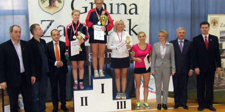 Zdjęcie najlepszych zawodników z I Mistrzostwa POLSKI Pracowników Służb Mundurowych w badmintona które odbyły się w 2013 roku w Zagnańsku