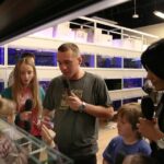 Audycja Dzień Dobry Dzieci ze sklepu zoologicznego FAUN ZOO, mieszczącego się w kieleckiej Galerii Korona / Piotr Michalski / Radio Kielce