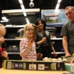 Audycja Dzień Dobry Dzieci ze sklepu zoologicznego FAUN ZOO, mieszczącego się w kieleckiej Galerii Korona / Piotr Michalski / Radio Kielce