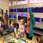 Audycja Dzień Dobry Dzieci ze sklepu zoologicznego FAUN ZOO, mieszczącego się w kieleckiej Galerii Korona / Piotr Michalski / Radio Kielce