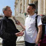 25.04.2014. Rozmowy z polskimi pielgrzymami / Wojciech Habdas / Radio Kielce