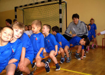 Siatkarze Effectora Kielce Nikodem Wolański, Bartosz Kaczmarek i Mateusz Bieniek rywalizowali dziś w grach i zabawach sportowych w szkole podstawowej w Bolechowicach z przedszkolakami z gminy Sitkówka Nowiny / Anna Olszewska / Effector Kielce