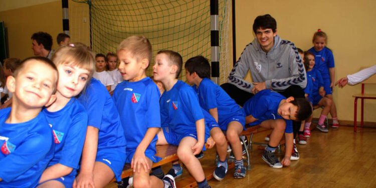 Siatkarze Effectora Kielce Nikodem Wolański, Bartosz Kaczmarek i Mateusz Bieniek rywalizowali dziś w grach i zabawach sportowych w szkole podstawowej w Bolechowicach z przedszkolakami z gminy Sitkówka Nowiny / Anna Olszewska / Effector Kielce