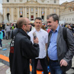 Uroczystość kanonizacji Jana Pawła II i Jana XXIII. Tłum oczekiwał na wejscie na via Concilliazione prowadzącą do pl. Św. Piotra / Wojciech Habdas / Radio Kielce