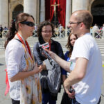 25.04.2014. Rozmowy z polskimi pielgrzymami / Wojciech Habdas / Radio Kielce