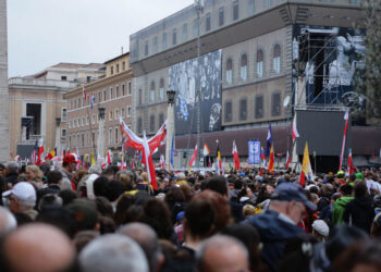 Uroczystość kanonizacji Jana Pawła II i Jana XXIII. Tłum oczekiwał na wejscie na via Concilliazione prowadzącą do pl. Św. Piotra / Wojciech Habdas / Radio Kielce