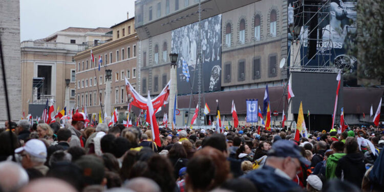 Uroczystość kanonizacji Jana Pawła II i Jana XXIII. Tłum oczekiwał na wejscie na via Concilliazione prowadzącą do pl. Św. Piotra / Wojciech Habdas / Radio Kielce