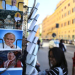 25.04.2014. Droga do centrum Rzymu. Pamiątki w sklepach wokół Watykanu. / Wojciech Habdas / Radio Kielce