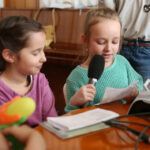 Dzień Dobry Dzieci o tradycjach Śmingusa-Dyngusa / Piotr Michalski / Radio Kielce