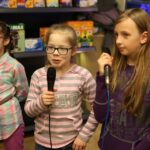 Audycja Dzień Dobry Dzieci ze sklepu zoologicznego FAUN ZOO, mieszczącego się w kieleckiej Galerii Korona / Piotr Michalski / Radio Kielce