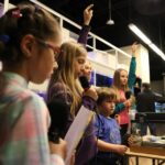 Audycja Dzień Dobry Dzieci ze sklepu zoologicznego FAUN ZOO, mieszczącego się w kieleckiej Galerii Korona / Piotr Michalski / Radio Kielce