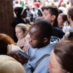 tłumem oczekującym na dotarcie na pl. Św. Piotra. / Wojciech Habdas / Radio Kielce