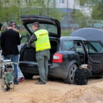 Oględziny porzuconego samochodu i zabezpieczanie śladów / Krzysztof Żołądek / Radio Kielce