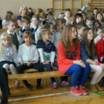 Kombatanci z oddziału partyzanckiego "Jędrusie" i Armii Krajowej spotkali się z uczniami Szkoły Podstawowej w Ossali, w gminie Osiek. / Grażyna Szlęzak-Wójcik / Radio Kielce