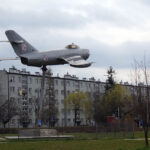 Ostrowiec Świętokrzyski - samolot MiG, który od 30 lat stoi na osiedlu Pułanki. / Teresa Czajkowska / Radio Kielce