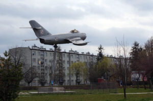 Ostrowiec Świętokrzyski - samolot MiG, który od 30 lat stoi na osiedlu Pułanki. / Teresa Czajkowska / Radio Kielce
