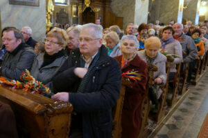 Poświęcenie palm w kieleckiej katedrze przez biskupa Kazimierza Ryczana / Kamil Król / Radio Kielce