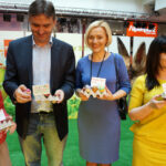 "Malowana Niedziela" w Galerii Echo. Dyrektor Jacek Kowalczyk z Urzędu Marszałkowskiego / Kamil Król / Radio Kielce