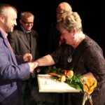 W Teatrze im. Stefana Żeromskiego odbył się koncert "O Duszo Wszelka..." podczas którego wręczono nagrody Stowarzyszenia im. Jana Karskiego w Kielcach. / Piotr Michalski / Radio Kielce