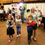 Rozstrzygnięcie konkursu na „Najpiękniejszą Marzannę”. VI miejsce - marzanna nr 56 z Przedszkola Samorządowego nr 34 i marzanna nr 8 z Przedszkola Samorządowego nr 32 / Wojciech Habdas / Radio Kielce