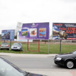 Podczas Targów, nie wszyscy zwiedzający korzystają z przygotowanego przez Targi Kielce parkingu. Niektórzy zostawiają swoje pojazdy wzdłuż dróg dojazdowych. / Wojciech Habdas / Radio Kielce