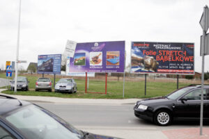 Podczas Targów, nie wszyscy zwiedzający korzystają z przygotowanego przez Targi Kielce parkingu. Niektórzy zostawiają swoje pojazdy wzdłuż dróg dojazdowych. / Wojciech Habdas / Radio Kielce