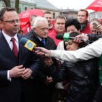 Przewodniczący SLD Leszek Miller przyjechał we wtorek do Kielc i Starachowic specjalnym autobusem. / Wojciech Habdas / Radio Kielce