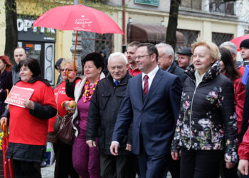 Przewodniczący SLD Leszek Miller przyjechał we wtorek do Kielc i Starachowic specjalnym autobusem. / Wojciech Habdas / Radio Kielce
