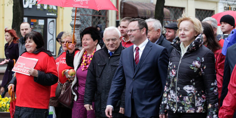 Przewodniczący SLD Leszek Miller przyjechał we wtorek do Kielc i Starachowic specjalnym autobusem. / Wojciech Habdas / Radio Kielce