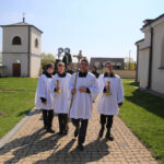 Szlakiem najstarszej w Polsce kalwarii, wiodącej z Nowej Słupi na Święty Krzyż, przeszła w piątek w południe droga krzyżowa. / Krzysztof Żołądek / Radio Kielce