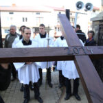 Szlakiem najstarszej w Polsce kalwarii, wiodącej z Nowej Słupi na Święty Krzyż, przeszła w piątek w południe droga krzyżowa. / Krzysztof Żołądek / Radio Kielce