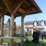 Szlakiem najstarszej w Polsce kalwarii, wiodącej z Nowej Słupi na Święty Krzyż, przeszła w piątek w południe droga krzyżowa. / Krzysztof Żołądek / Radio Kielce