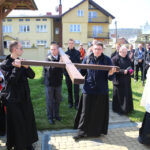 Szlakiem najstarszej w Polsce kalwarii, wiodącej z Nowej Słupi na Święty Krzyż, przeszła w piątek w południe droga krzyżowa. / Krzysztof Żołądek / Radio Kielce